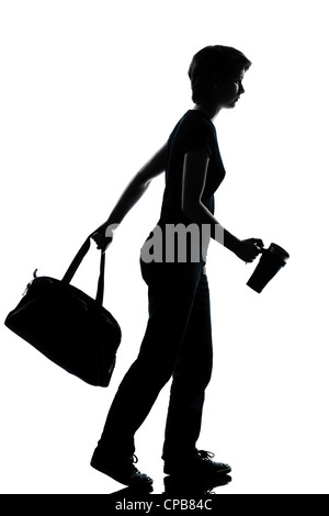 Un caucasian adolescente scuola silhouette ragazza camminare per tutta la lunghezza in studio di ritagliare isolati su sfondo bianco Foto Stock