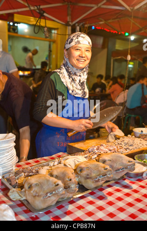 La preparazione di testa di pecora e stomaco e snack presso il ben noto Zhengning Road notte food street market a Lanzhou. Foto Stock