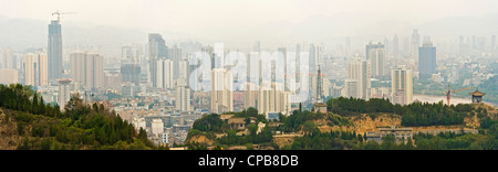 A 3 foto maglia panoramica veduta aerea Lanzhou dal Parco Baitashan mostrante la giungla di cemento del centro della citta'. Foto Stock