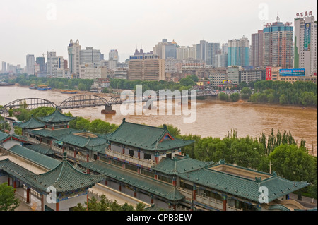 Una vista di Lanzhou Baitashan dal parco con il Fiume Giallo e il Ponte di Zhongshan in primo piano. Foto Stock