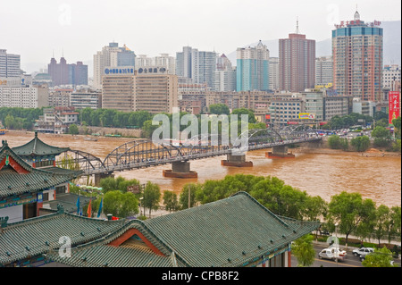 Una vista di Lanzhou Baitashan dal parco con il Fiume Giallo e il Ponte di Zhongshan in primo piano. Foto Stock