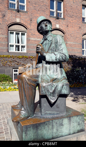 La statua della fiaba scrittore Hans Christian Andersen accanto al Municipio di Copenaghen su H.C. Andersens Boulevard una strada principale di Copenhagen Foto Stock