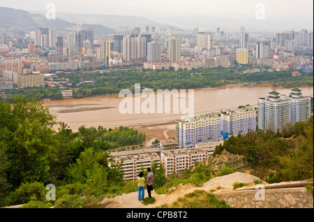 Una vista di Lanzhou Baitashan dal parco con il Fiume Giallo in primo piano. Foto Stock