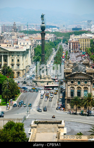 Vista dal porto Funivia sul monumento a Colombo e Plaça del Portal de la Pau (Placa de Colom), Barcellona, Spagna. Foto Stock