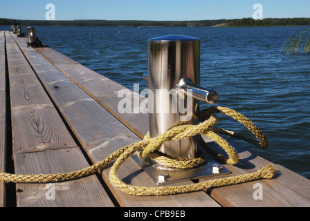 Fulgido cavaliere di metallo sulla banchina in legno Foto Stock