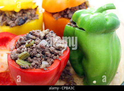 Colorata di peperoni peperoni o farcite con un ripieno di carne di manzo macinata, fungo, la cipolla e il sedano e pronto per il forno Foto Stock