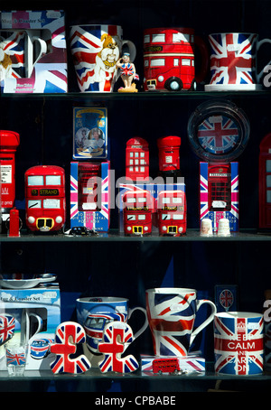 English vacanze souvenir nella vetrina di un negozio. Devon, Inghilterra Foto Stock
