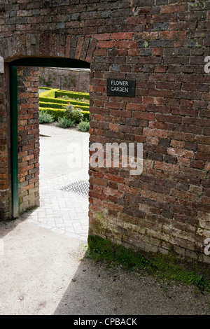 Porta ingresso murato flower garden al Lost Gardens of Heligan, Cornwall, Inghilterra Foto Stock