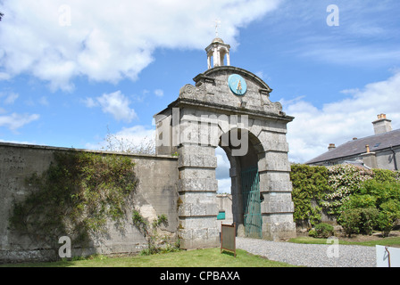 Il vecchio orologio solare su un ingresso di granito Foto Stock