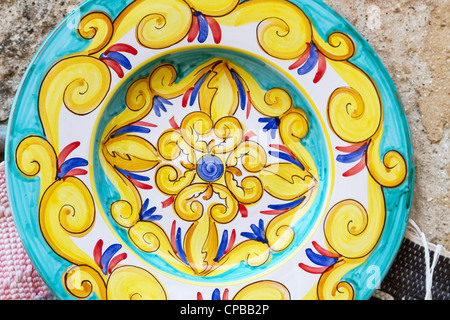 Primo piano di un tradizionale colorate ceramiche siciliane Foto Stock