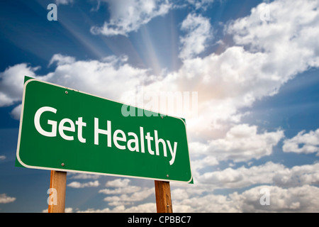 Ottenere sano cartello verde con drammatica nuvole, raggi di sole e cielo. Foto Stock