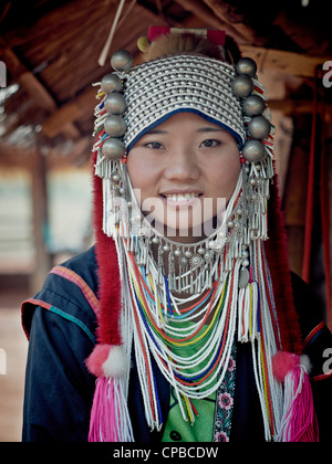 Akha hill ragazza tribù del nord della Thailandia. Chiang Mai provincia. Sud-est asiatico. Thailandia rurale persone E.S. Asia. Belle ragazze Thai. Hill Tribes Foto Stock