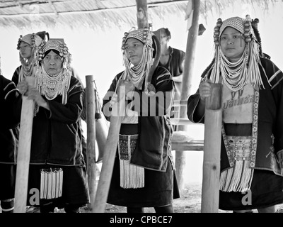 Gli abitanti della tribù delle colline Akha della Thailandia settentrionale eseguono una sequenza di danze rituali per i turisti. Provincia di Chiang mai. Rural Thailand S.E. Asia. Foto Stock