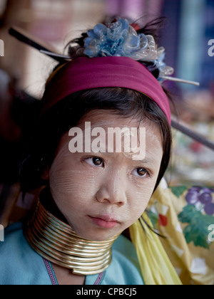 Lungo collo (Kayan) collina bambino tribù del nord della Thailandia. Chiang Mai provincia. Thailandia rurale persone E.S. Asia. Hill Tribes Foto Stock