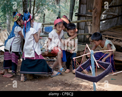 Thailandia figli tribù collina Long collo (Kayan) della Thailandia del Nord. Rurale Thailandia persone S.E. Asia. Tribù Hill Foto Stock