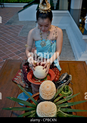 Thailand craftswoman scolpendo modelli ornati da un frutto di Cantaloupe. Foto Stock