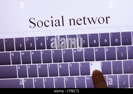 Socialnetwork digitazione su touchscreen tablet pc Foto Stock