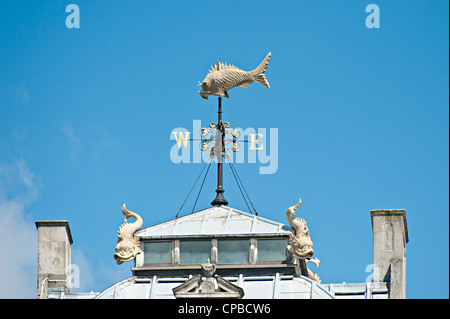 LONDRA, Regno Unito - 12 MAGGIO 2012: Weathervane con simbolo di pesce sul mercato del pesce Old Billingsgate Foto Stock