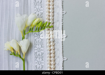 Sfondo di matrimonio con pizzo , perla perle e fresia fiori Foto Stock