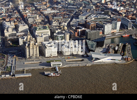 Vista aerea del lungomare di Liverpool con il Liver Building e nuovi sviluppi Foto Stock