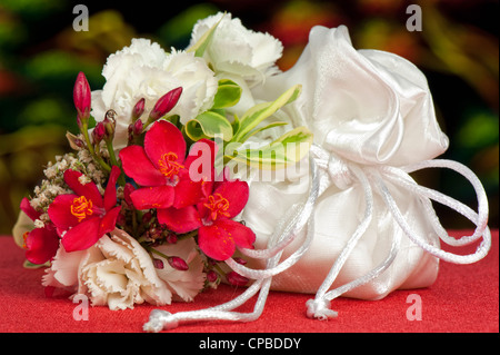 Disposizione con fiori e favori per matrimonio, battesimo e Prima Comunione Foto Stock