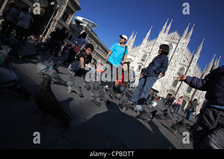 Turisti in Piazza Duomo, Milano, Italia Foto Stock