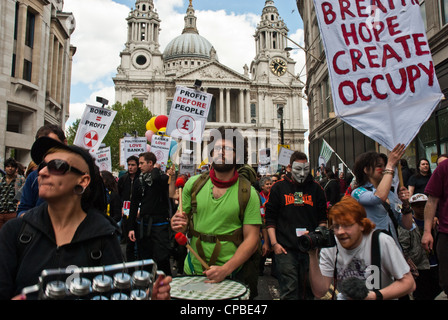 Occupare, Londra UK. Lotta contro il capitalismo di dimostrazione nel quartiere finanziario, parte di una giornata di azione globale. Foto Stock