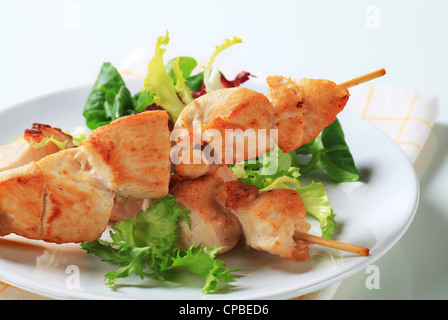 Spiedini di pollo e verdure miste per insalata Foto Stock