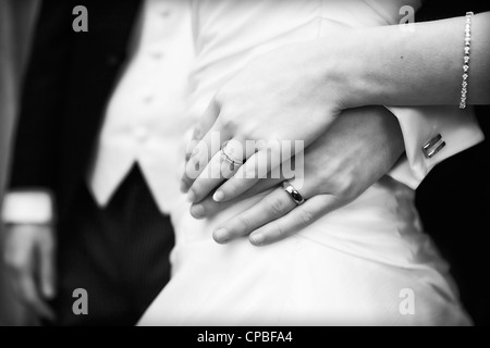 Sposa e lo Sposo che espongono la loro gli anelli di nozze Foto Stock