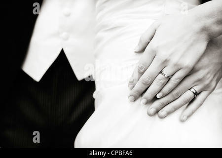 Sposa e Ginestra che espongono i loro anelli di nozze, con le mani sovrapposte Foto Stock