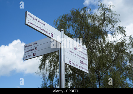 Segnaletica per le attrazioni turistiche, Canterbury, Kent, Regno Unito Foto Stock