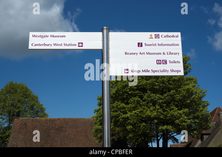 Segnaletica per le attrazioni turistiche, Canterbury, Kent, Regno Unito Foto Stock