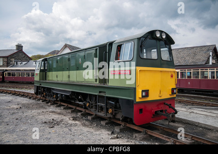 Treno a Porthmadog stazione ferroviaria, parte del Welsh Highland ferroviaria Patrimonio nel Galles del Nord Foto Stock