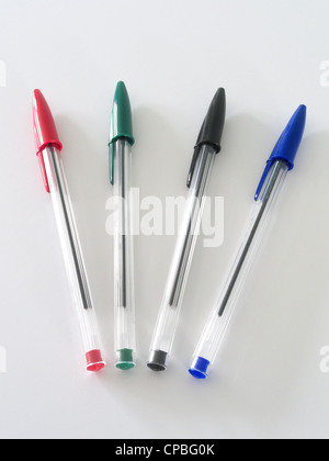 Selezione di rosso, verde e nero cristallo blu penne Bic su sfondo bianco Foto Stock