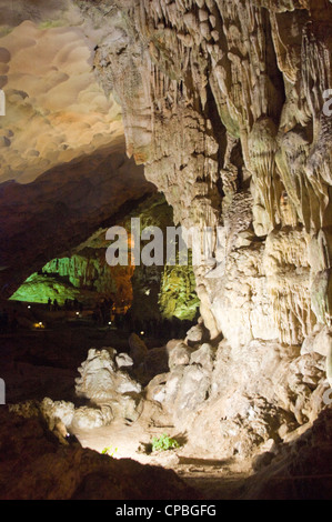 Vista verticale all'interno di Hang Sung Sot [sorprendente o sorprendenti grotte] una grotta su Bo Hon isola nella baia di Halong. Foto Stock