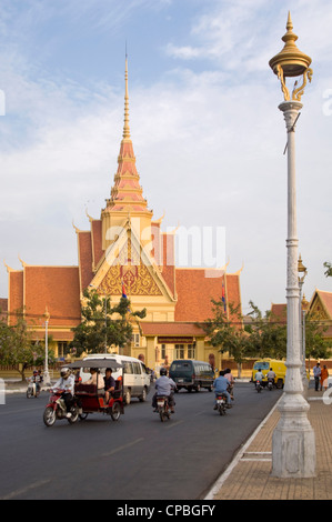 Vista verticale della della Cambogia delle Corti di giustizia nel centro di Phnom Penh su una soleggiata sera. Foto Stock