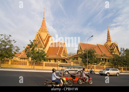 Vista orizzontale della della Cambogia delle Corti di giustizia nel centro di Phnom Penh su una soleggiata sera. Foto Stock