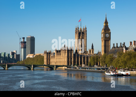 Le case del Parlamento sulle rive del fiume Tamigi. Londra. In Inghilterra. Foto Stock