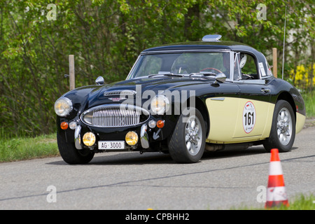 Gara Vintage touring car Austin Healey 3000 MK III dal 1966 al Grand Prix in Mutschellen, SUI il 29 aprile 2012. Foto Stock