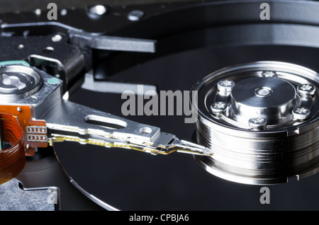 Il piatto e gli elementi interni di un disco rigido del computer Foto Stock