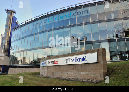 La sera volte e araldo uffici in Cowcaddens, vicino al centro della città di Glasgow. Foto Stock