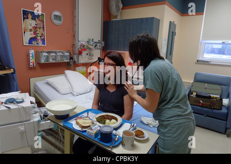 Una donna in stato di gravidanza in ospedale di essere esaminato da un medico Foto Stock