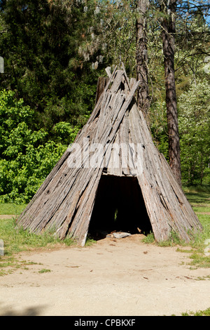 Miwok nativa indiana di corteccia di legno tepee presso la Marshall scoperta oro State Historic Park in Coloma California Foto Stock