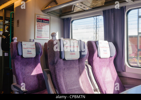 I posti vuoti in una prima classe carrello su una Trans Pennine treno Foto Stock