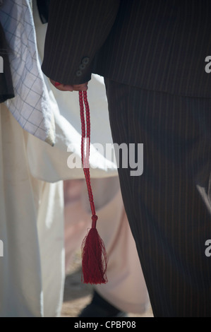 Uomo con la preghiera di perline in Helmand, Afghanistan Foto Stock