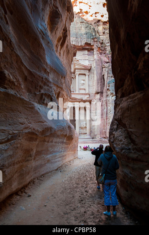Il Siq che conduce al tesoro di Petra, Giordania Foto Stock