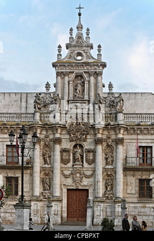 La facciata esterna dell'ex legge Università di Valladolid, monumento architettonico del xv secolo, Castiglia e Leon, Spagna, Europa Foto Stock