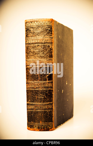 Vista della colonna vertebrale di un cuoio antico libro rilegato Foto Stock