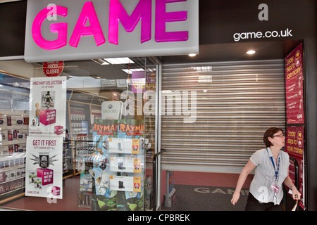 Vista generale di un ramo chiuso del gioco in Aylesbury dopo il gruppo chiamato in amministratori Foto Stock