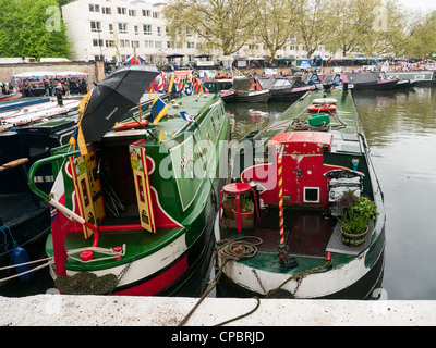 Le file di case galleggianti e imbarcazioni strette sul Grand Union Canal a un Festival di Little Venice, Paddington, Londra Ovest, Foto Stock